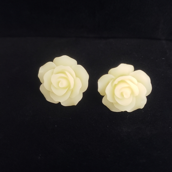 🔵 3/$10 Ivory Blooming Rose Flower Earrings - Picture 2 of 5